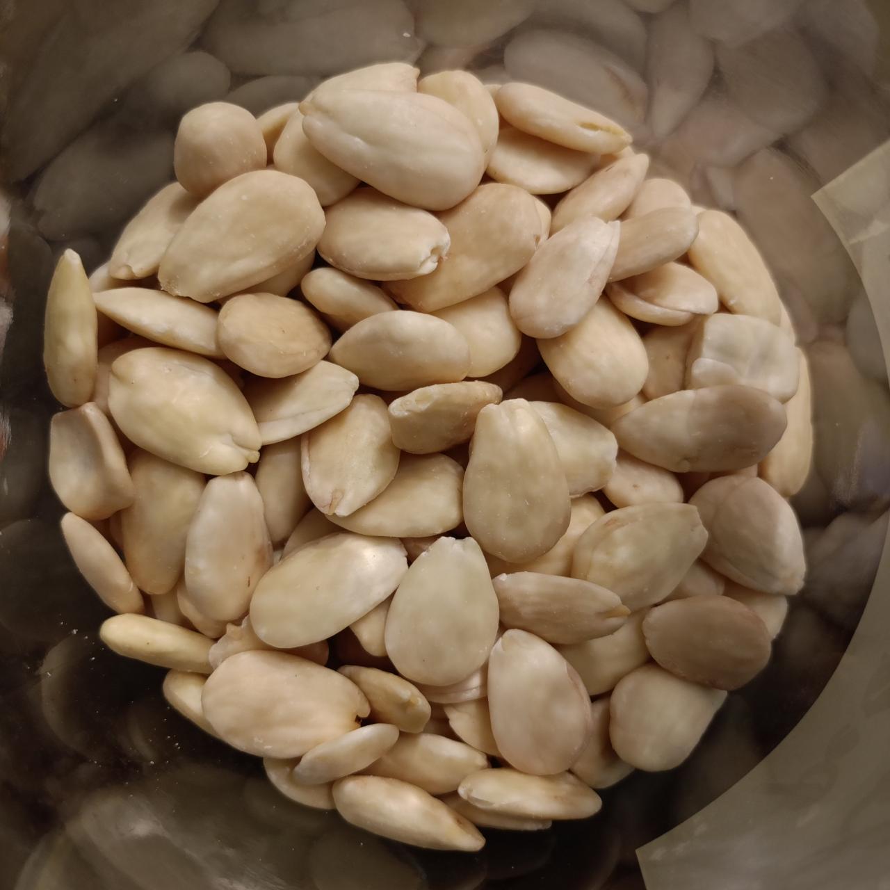 almendra larga pelada cruda